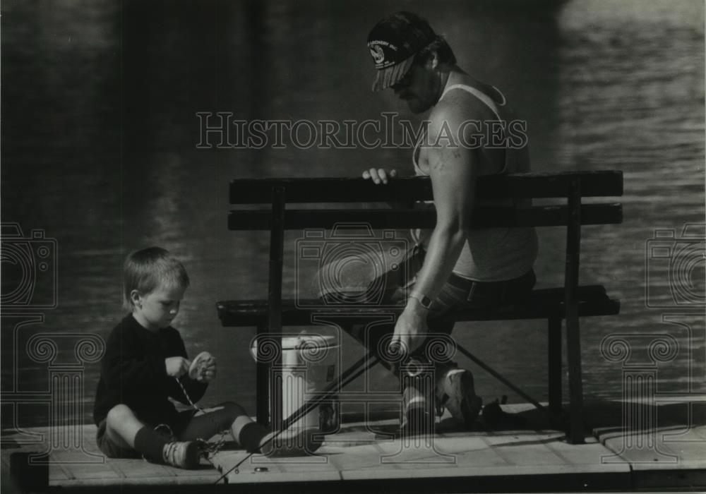 1993 Press Photo Waukesha&#39;s Dave Zisky &amp; his son, Dave fish at South Shore Park - Historic Images