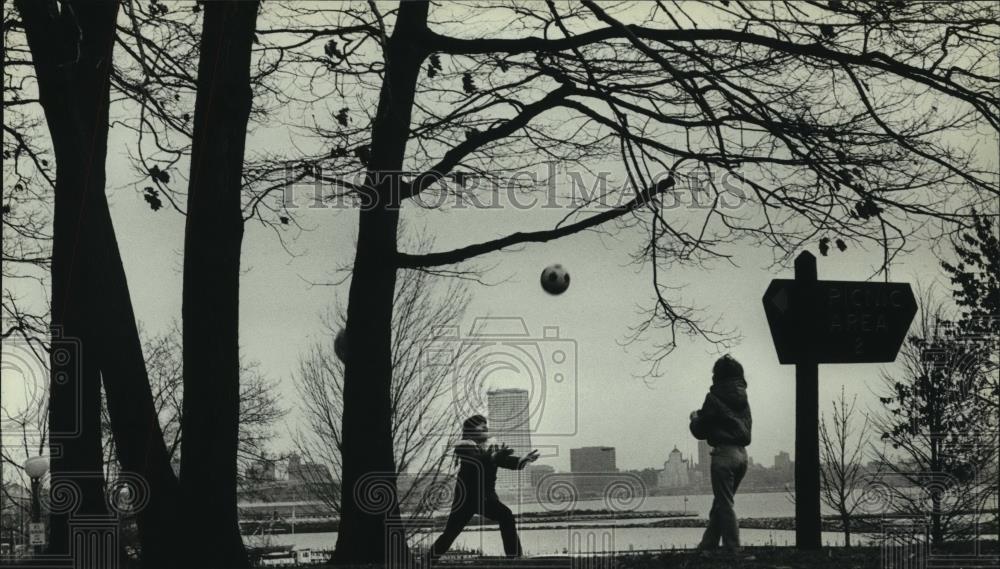 1982 Press Photo Rachel Cannon &amp; Kathy Culver played catch in South Shore Park - Historic Images