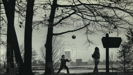 1982 Press Photo Rachel Cannon & Kathy Culver played catch in South Shore Park - Historic Images