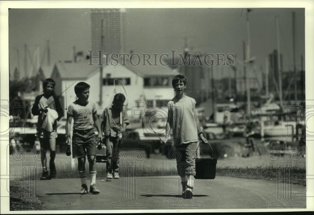 1989 Press Photo People with fishing gear at South Shore Park - mjb79559 - Historic Images