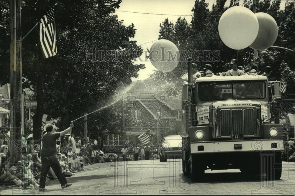 1987 Press Photo Bay View Lions Club members get wet during South Shore parade - Historic Images