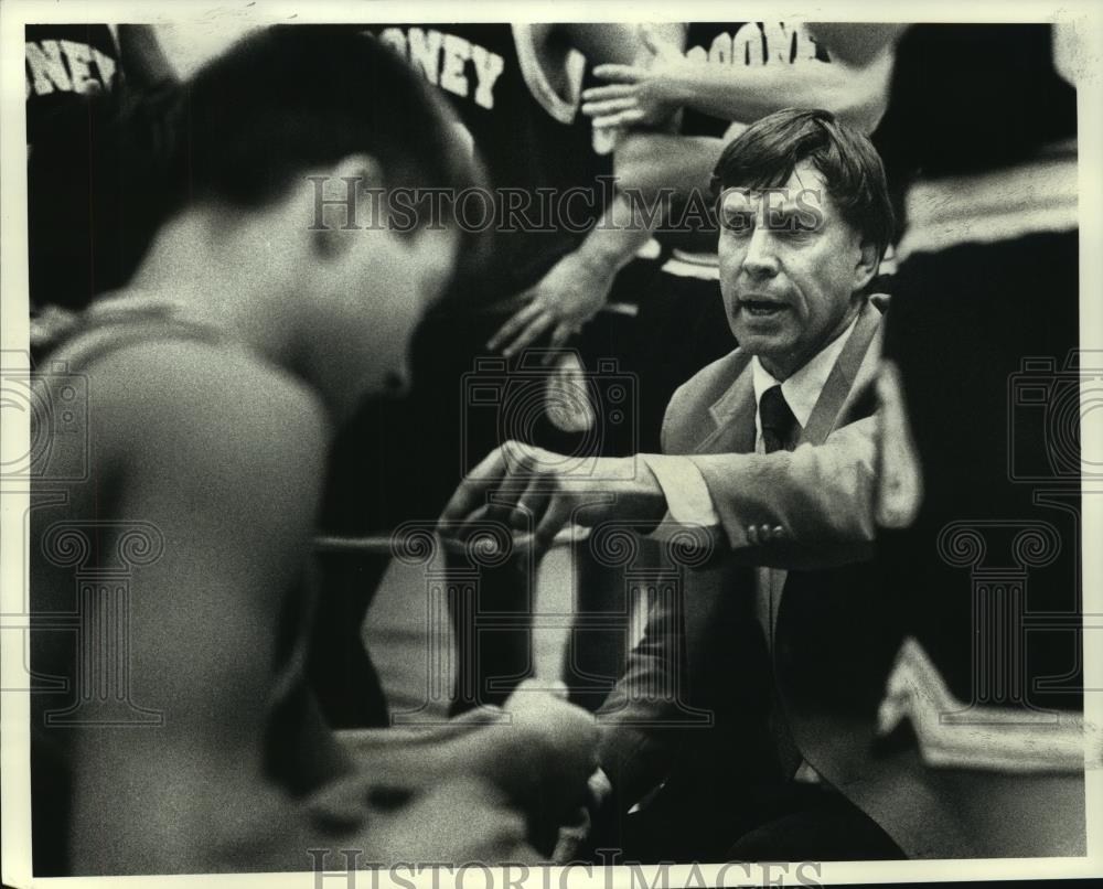 1990 Press Photo Oconomowoc coach Doug Potter talks to team during timeout - Historic Images