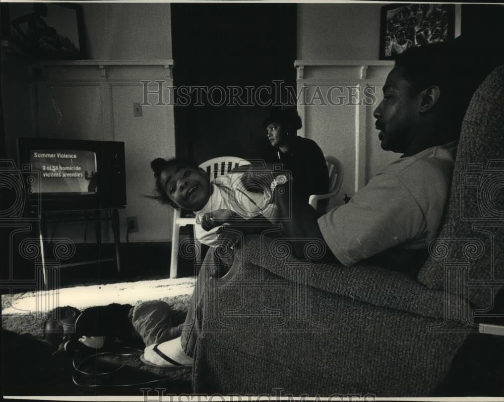 1992 Press Photo Poverty, Wisconsin, family watches Oprah show on violence - Historic Images