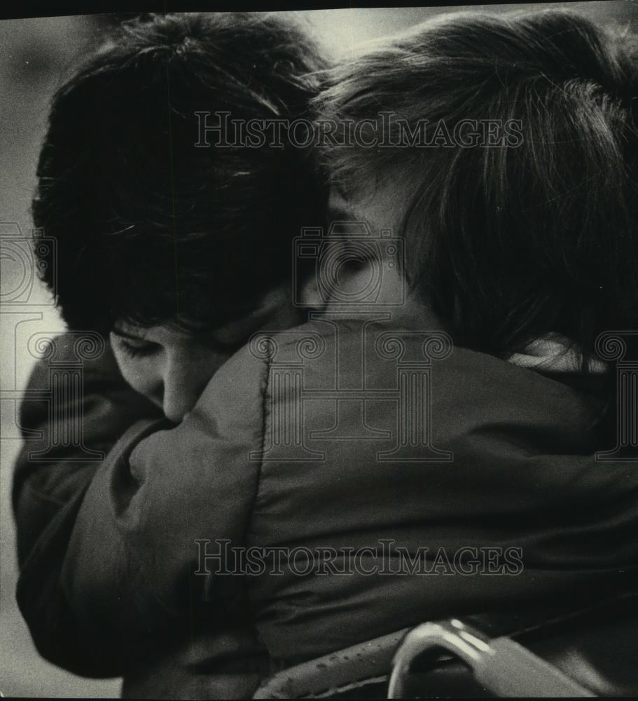 1978 Press Photo Betsy Sheahan teachers aid, gets hug from patient, Wisconsin. - Historic Images