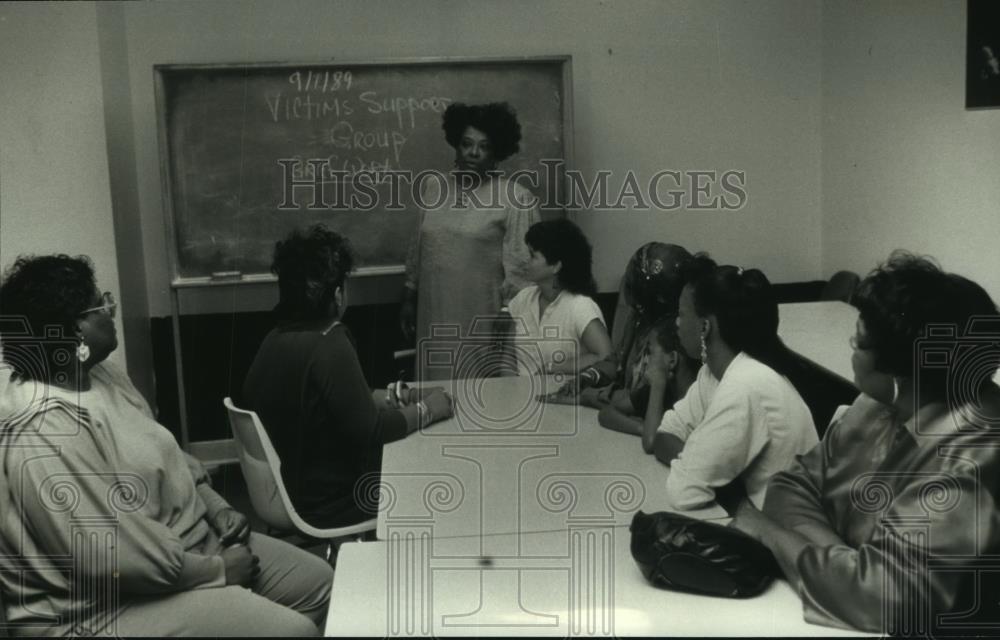 1989 Press Photo Jeannetta Robinson speaks to members of a support group - Historic Images