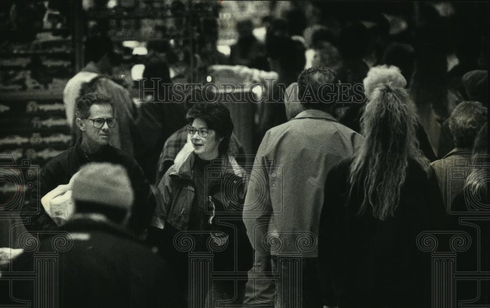 1991 Press Photo Tim and Cathy Malwitz amongst shoppers at Southridge Center. - Historic Images