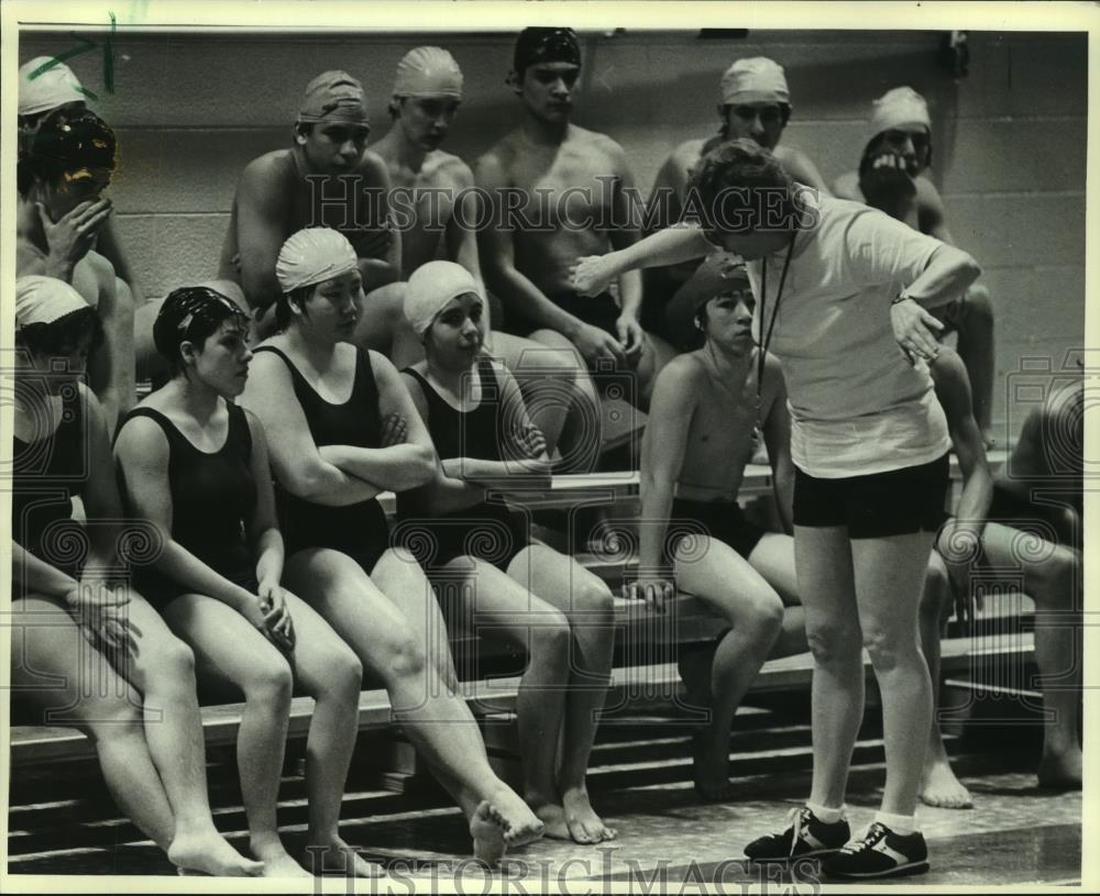 1983 Press Photo South Division High School, Gale Tracy, swimming class - Historic Images