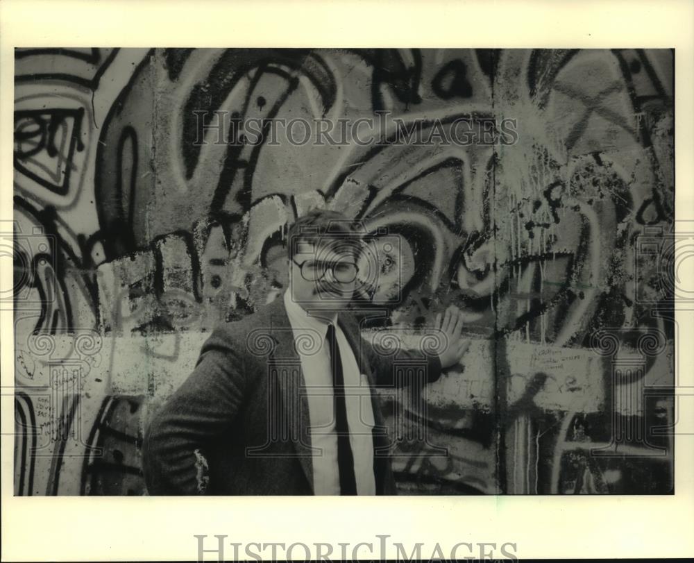 1987 Press Photo James Kates at the Berlin Wall, spends 3 weeks in Germany - Historic Images