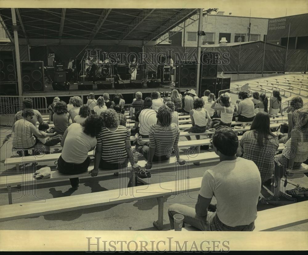 1982 Press Photo Wisconsin concert goers listening to the band Champion - Historic Images