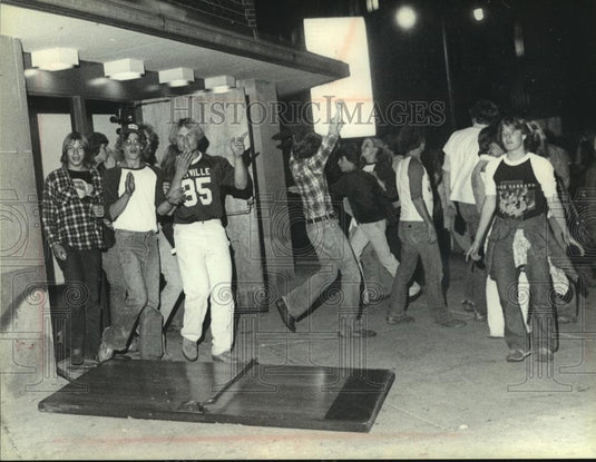 1980 Press Photo Fans leave from broken door at arena, 4th & Kilbourn - Historic Images