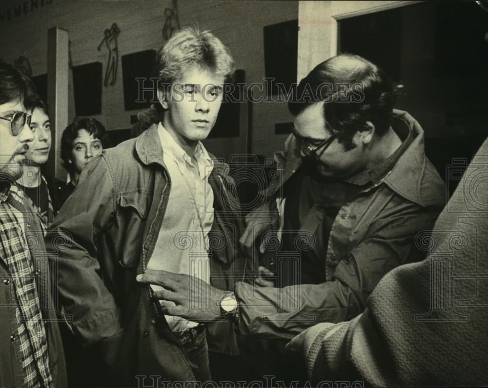 1980 Press Photo Security personnel checks Springsteen concertgoers in Milwaukee - Historic Images