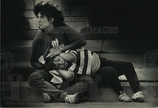 1988 Press Photo Joanne Best shields daughter's ear from noise, South Milwaukee - Historic Images