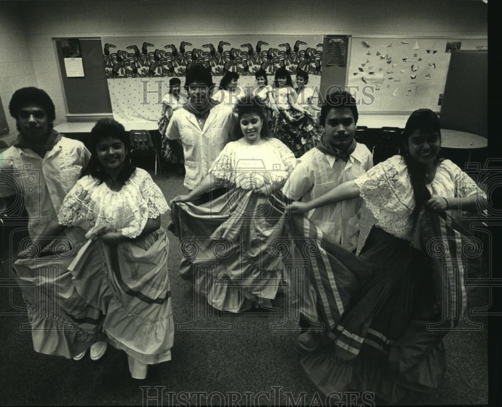 1987 Press Photo Latino dancers perform at South Division High School, Milwaukee - Historic Images