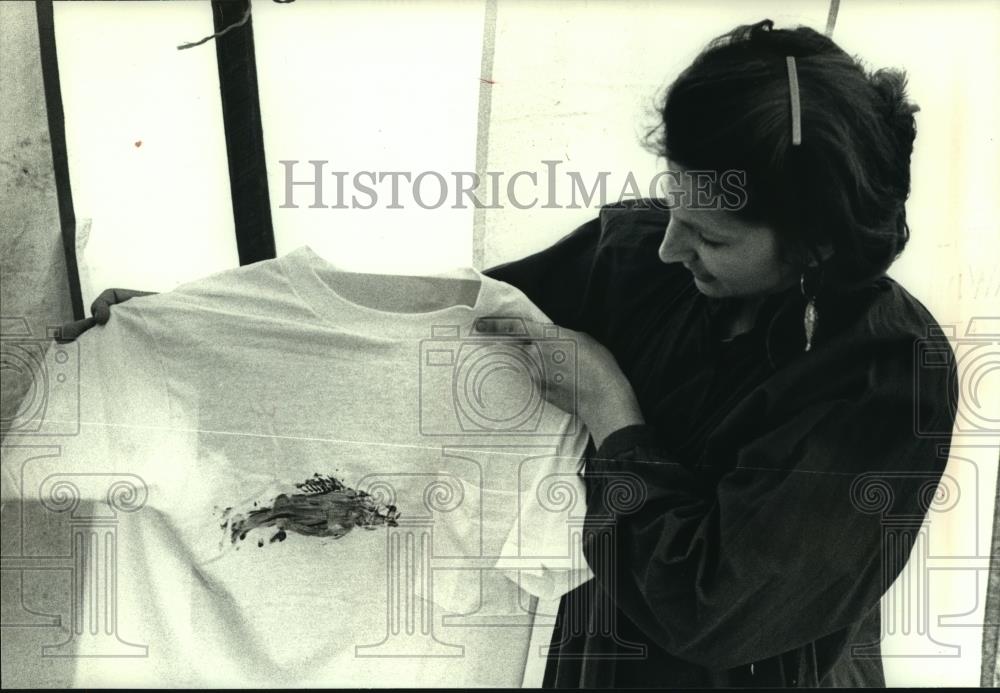 1990 Press Photo Juli Katona at Waukesha County Fair shows her &quot;fish printing&quot; - Historic Images