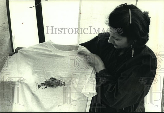 1990 Press Photo Juli Katona at Waukesha County Fair shows her "fish printing" - Historic Images