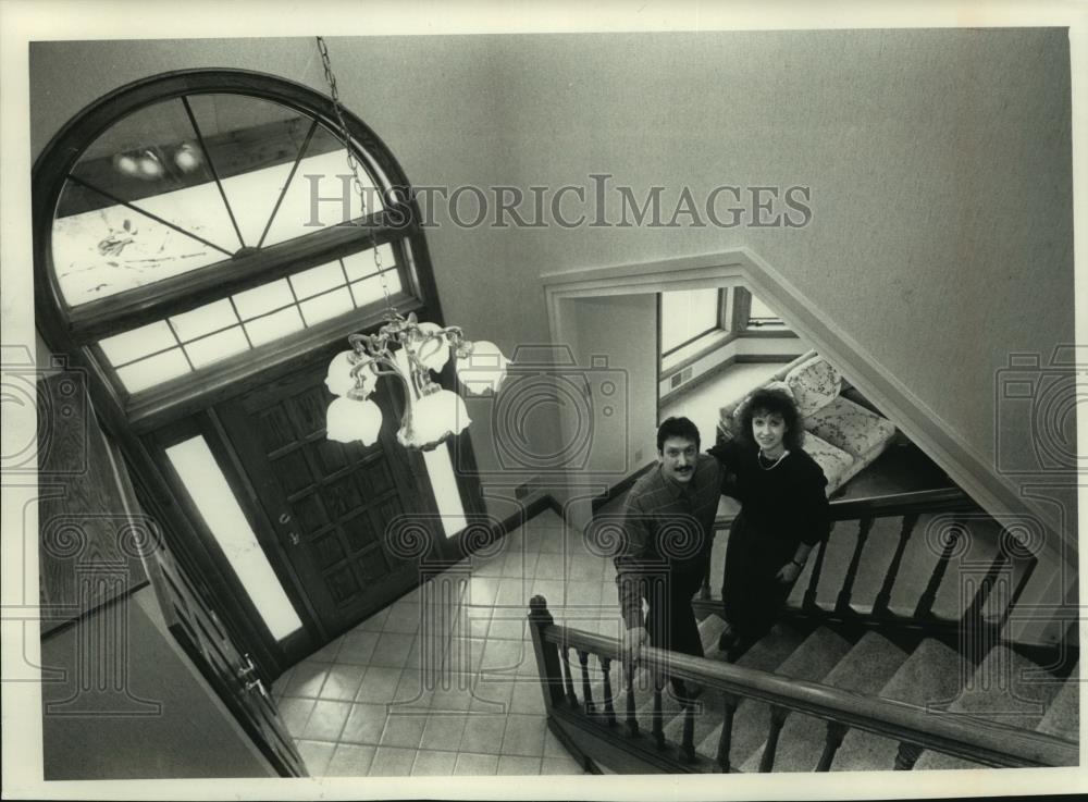 1989 Press Photo General Contractor Paul Katz &amp; wife Bonnie in their Mequon home - Historic Images