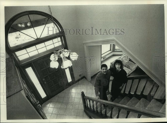 1989 Press Photo General Contractor Paul Katz & wife Bonnie in their Mequon home - Historic Images