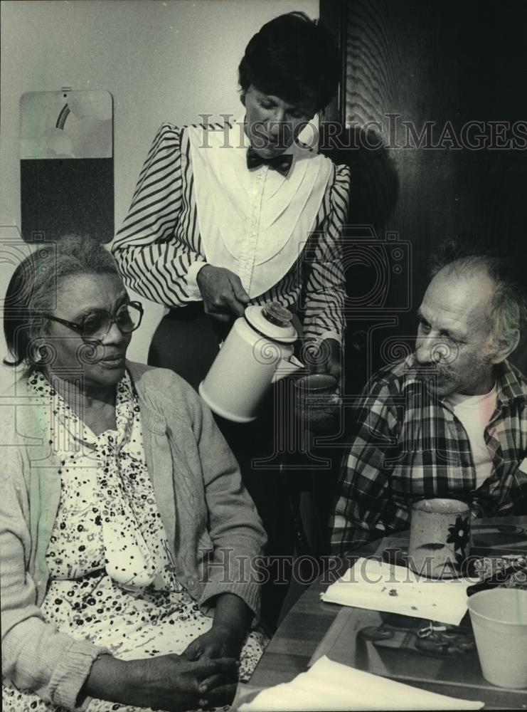 1986 Press Photo Jutta Rupe serves coffee to residents, Rupe Home,Mount Pleasant - Historic Images