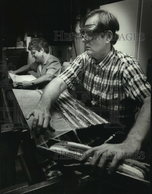 1993 Press Photo Rug Weaving, Theresa Klatt and her husband Gale weave rugs - Historic Images