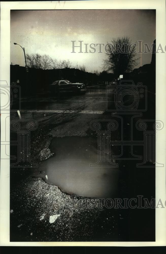 1993 Press Photo Weather conditions create potholes in Milwaukee - mjb80230 - Historic Images