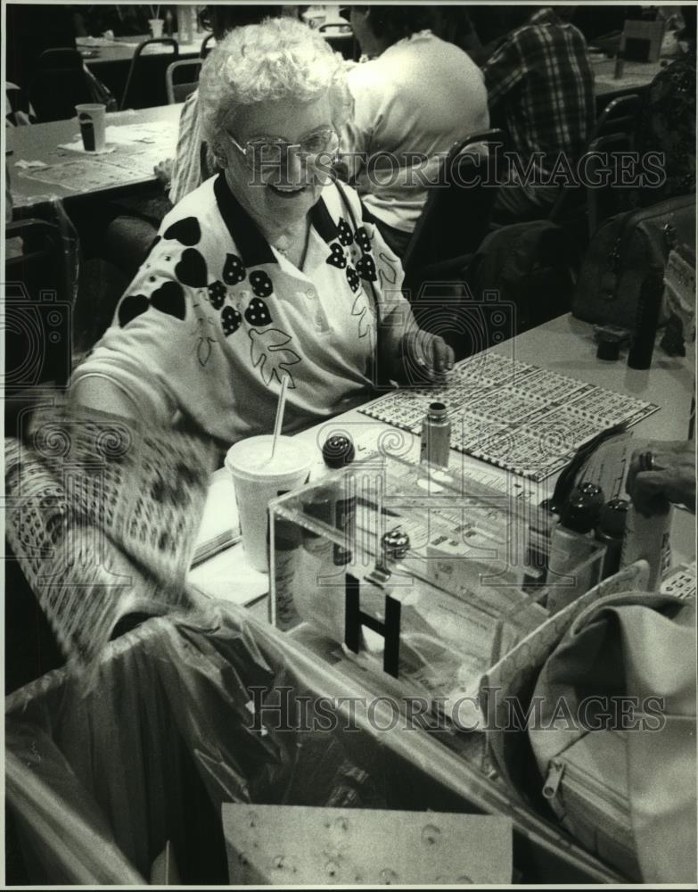 1994 Press Photo Florence Blackseth, throwing away losing card at Bingo Casino. - Historic Images