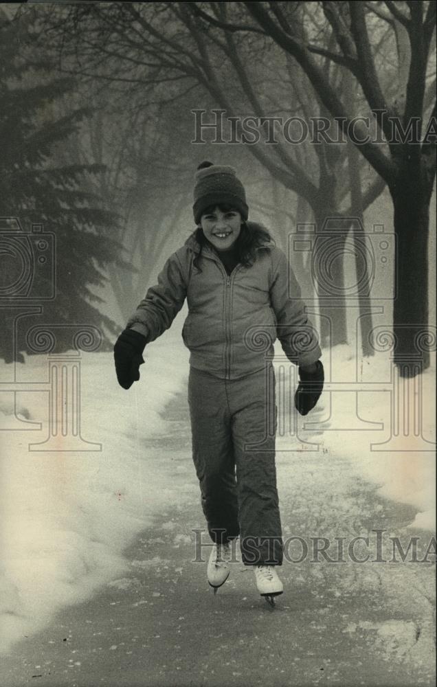 1989 Press Photo Sarah Scherbarth, walking on ice-coated sidewalk, Milwaukee. - Historic Images