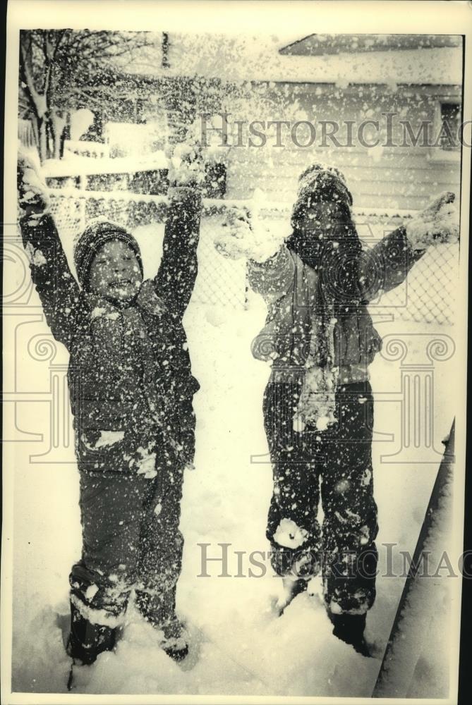 1988 Press Photo Wisconsin Snow Storm, children rejoiced in the new fallen snow - Historic Images