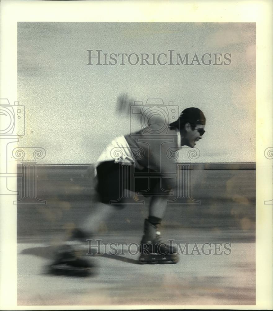 1994 Press Photo Jake Lesada an in-line skating instructor practicing - Historic Images