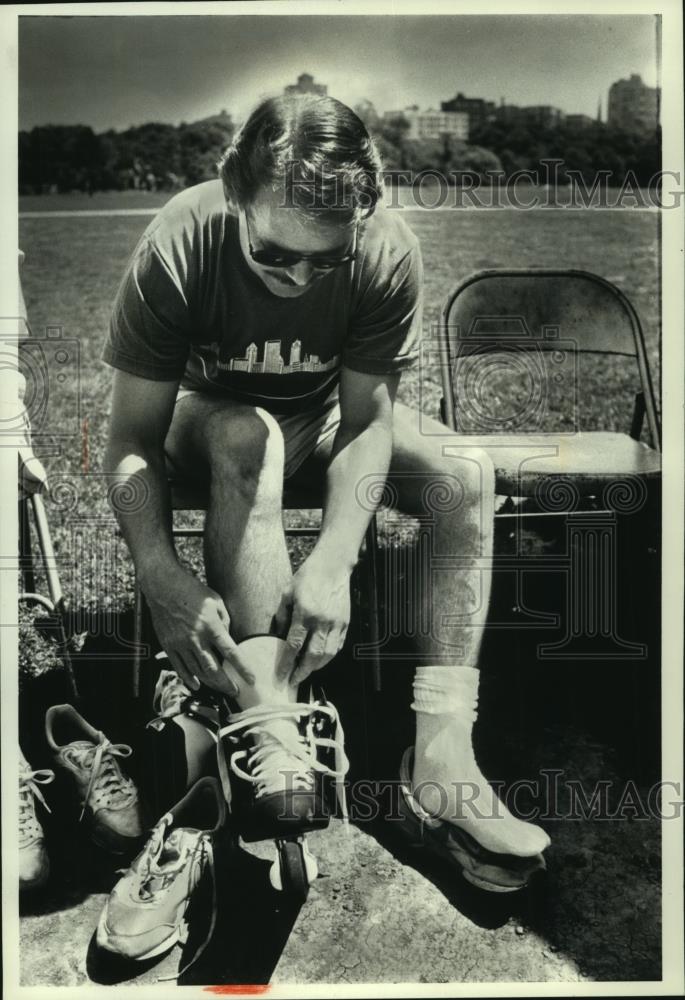 1990 Press Photo Bob Davenport of Oconomowoc, laces up his rollerblades - Historic Images