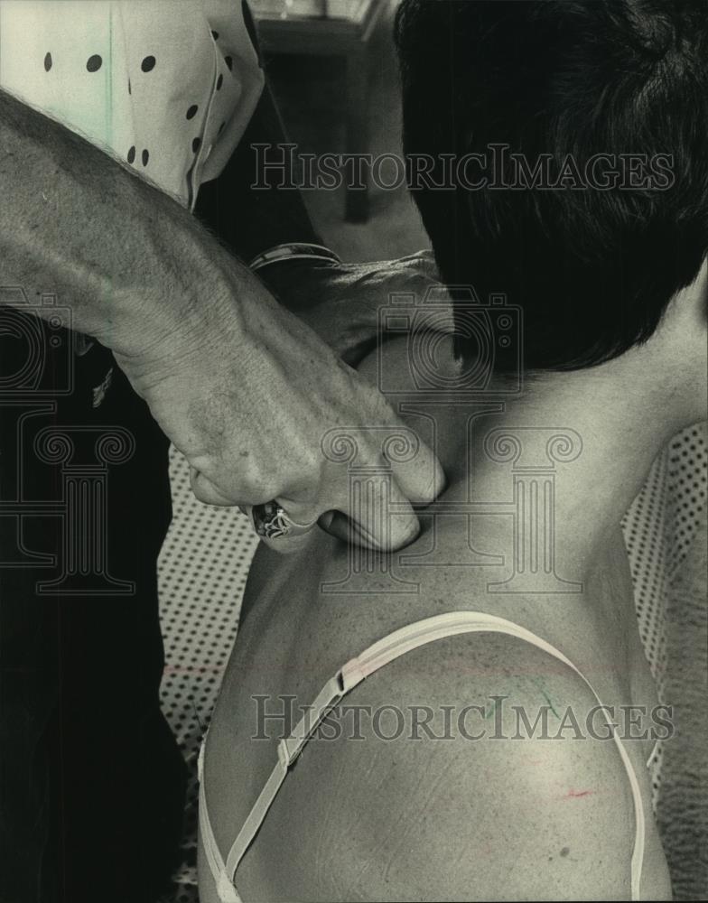 1988 Press Photo Rolfing session, pressure is applied to a neck - mjb80307 - Historic Images