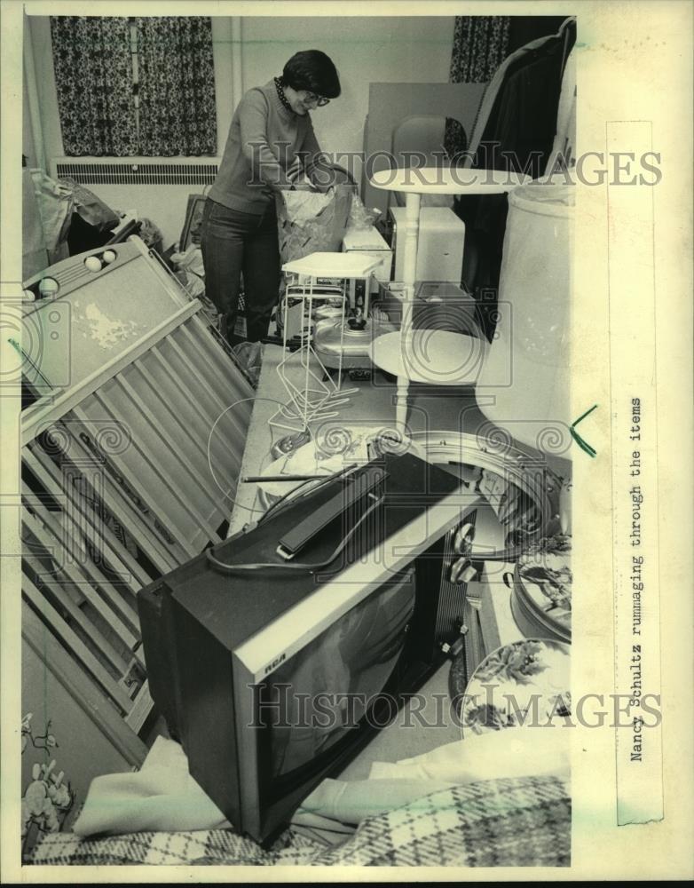 1985 Press Photo Nancy Schultz sorts items for church rummage sale, Wauwatosa - Historic Images