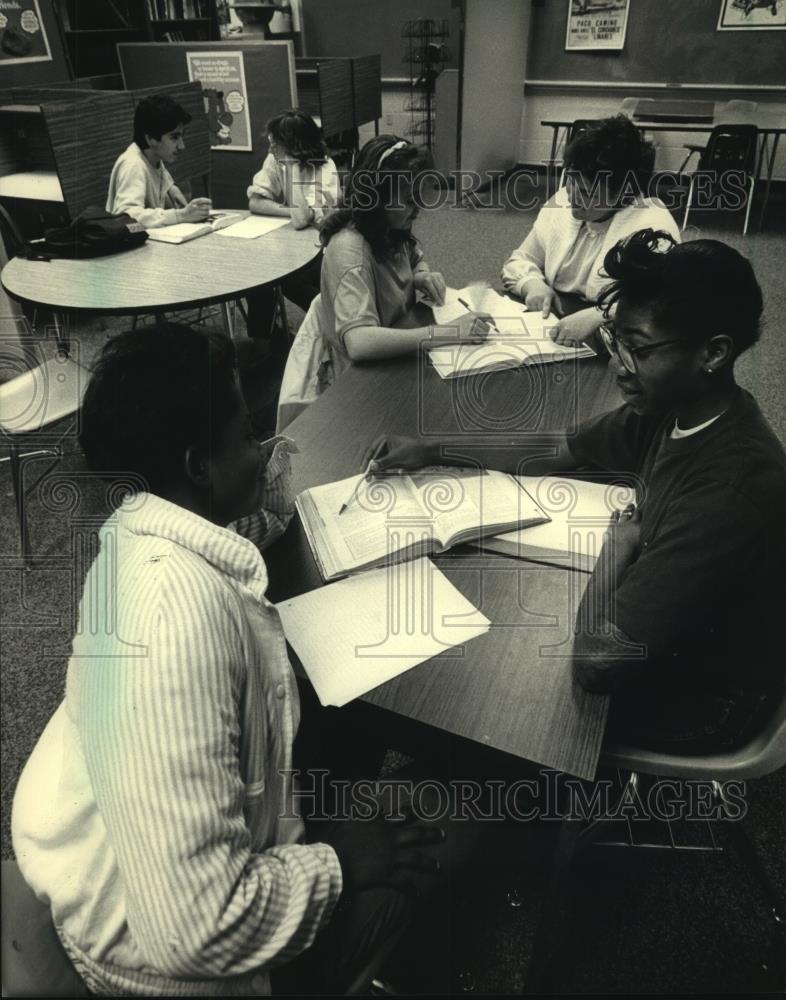 1987 Press Photo Students &amp; tutors, CARE program, South Division High School - Historic Images