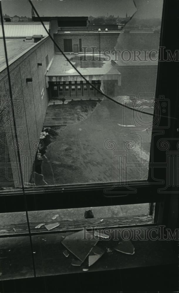 1978 Press Photo View of new South Division High from broken windows in old site - Historic Images