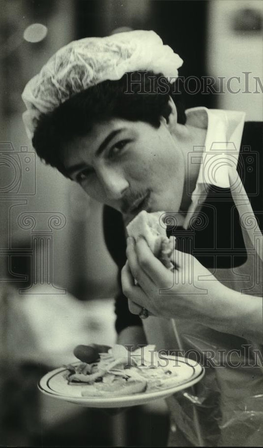 Press Photo Peter Navarro takes food service class Sosuth Division High School - Historic Images
