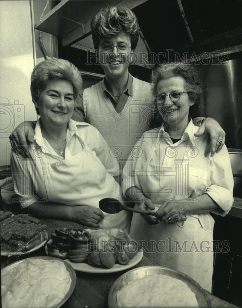 1987 Press Photo Miro Rokvic, mother Desanka, at Miro&#39;s Restaurant Milwaukee - Historic Images