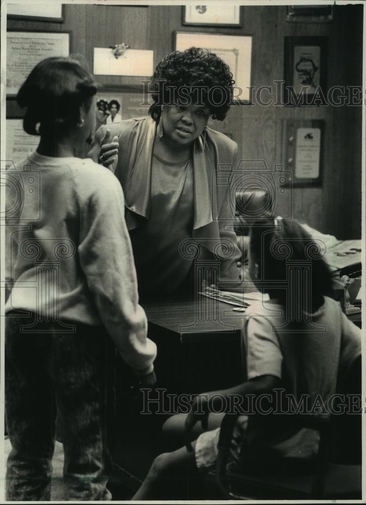 1988 Press Photo Jeannette Robinson counseling girls in her inner city program. - Historic Images