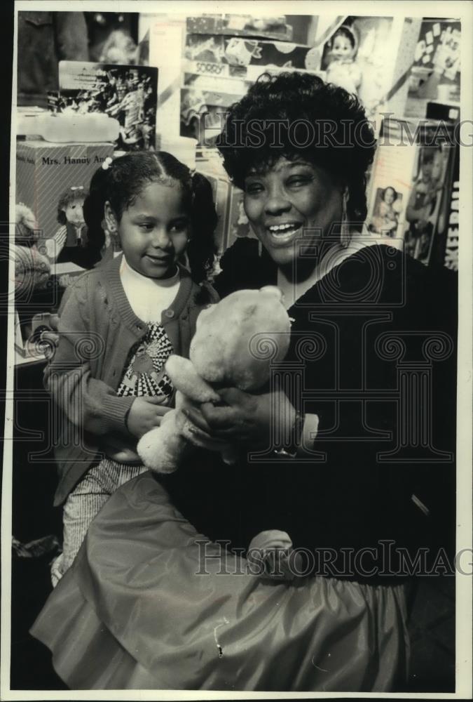 1989 Press Photo Jeannette Robinson gives a stuffed animal to Alexandria Hayward - Historic Images