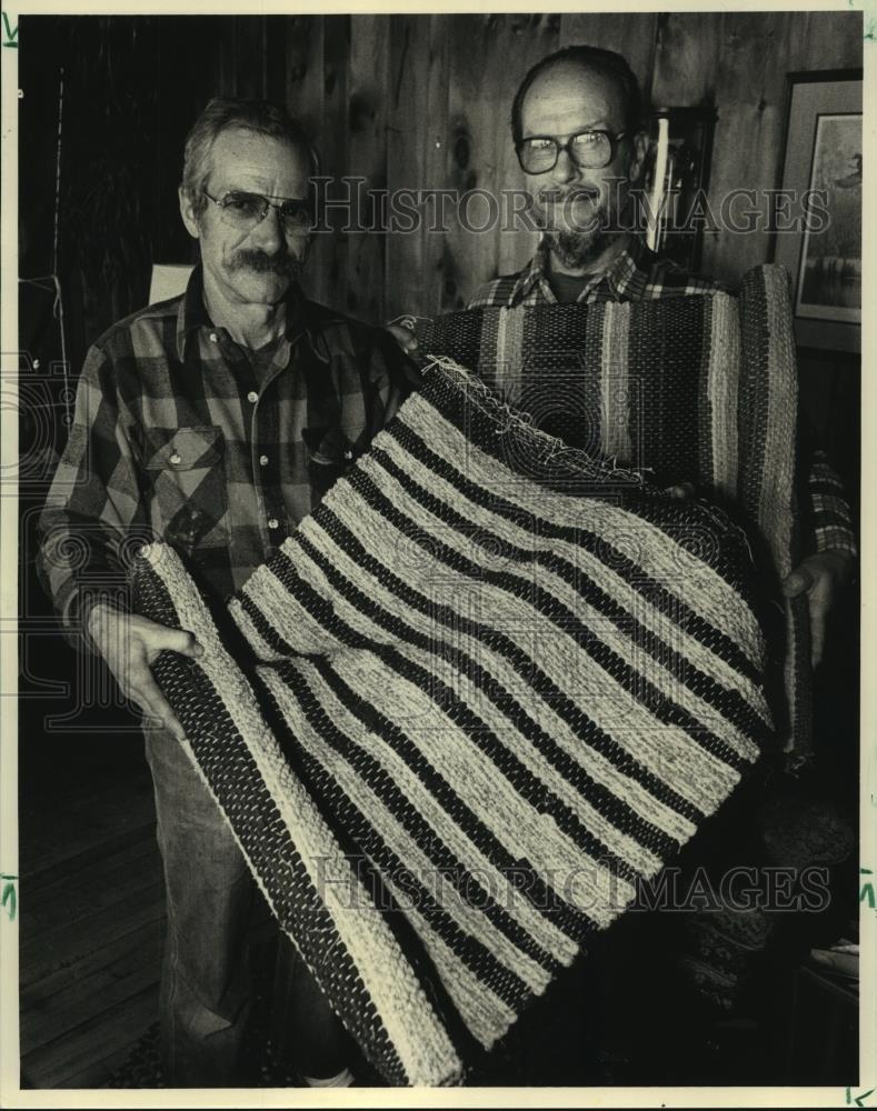 1986 Press Photo Finished rugs displayed by Gordon Garlick and John Garber - Historic Images