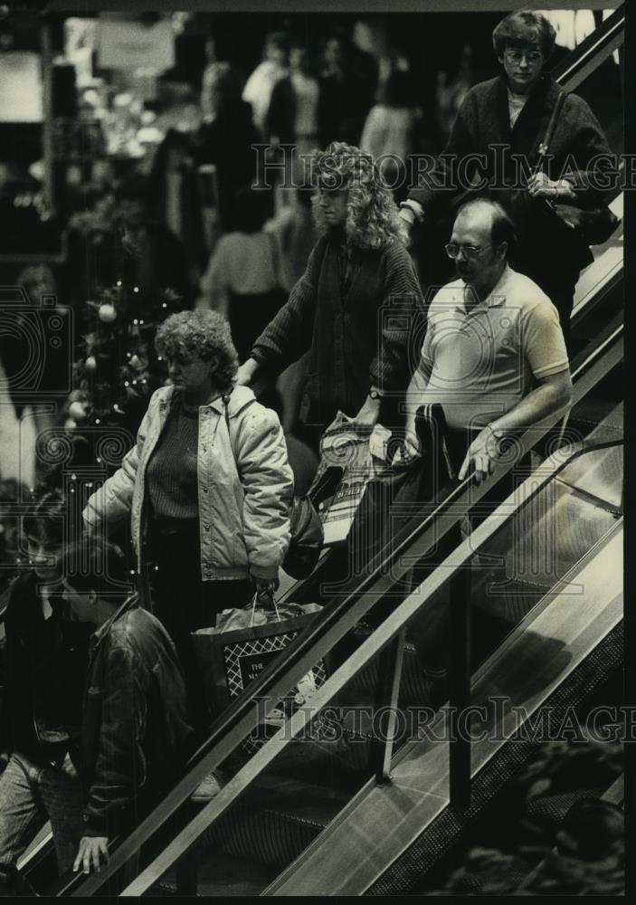 1988 Press Photo Shoppers on escalators at Southridge Shopping Center Greendale - Historic Images