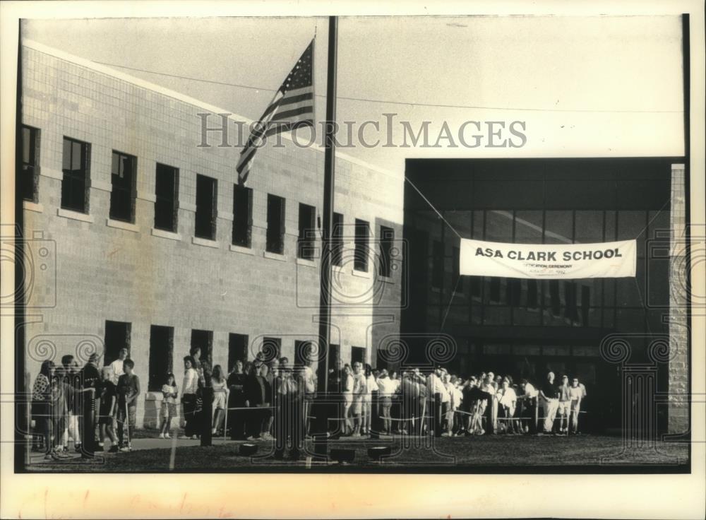 1992 Press Photo Cal Kraemer raised flag Asa Clark Intermediate School Pewaukee - Historic Images