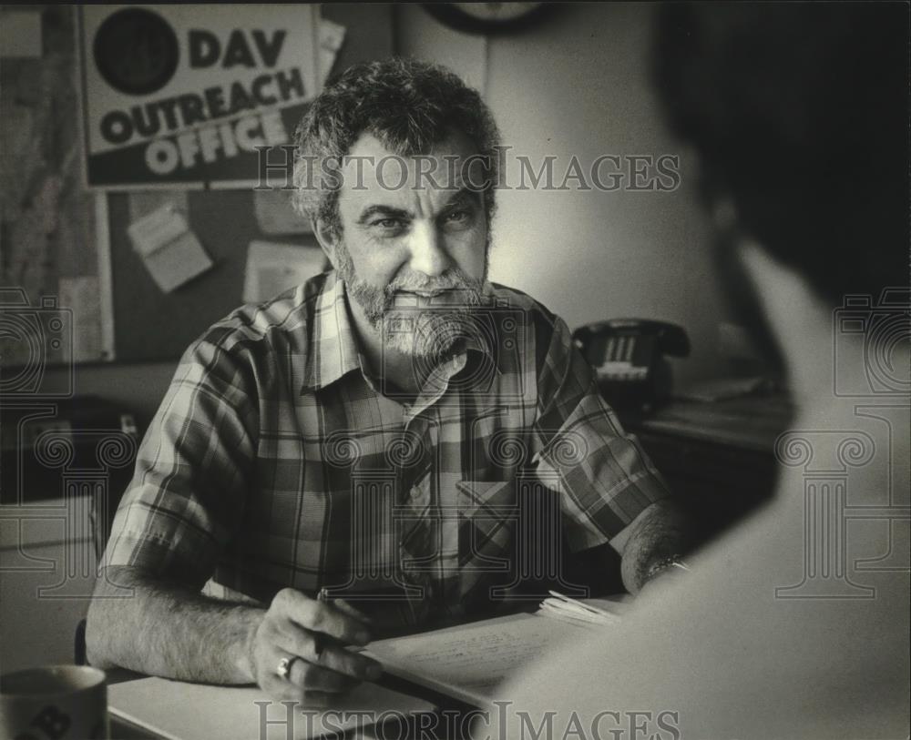 1981 Press Photo Bob Petzold coordinates Vietnam veteran outreach program - Historic Images