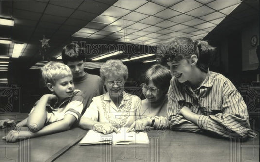 1987 Press Photo Author Kate Phifer with students Glen Hills Middle Wisconsin - Historic Images