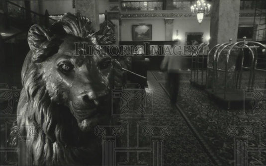 1993 Press Photo Bill Clinton admired the Pfister Hotel lobby, MIlwaukee - Historic Images