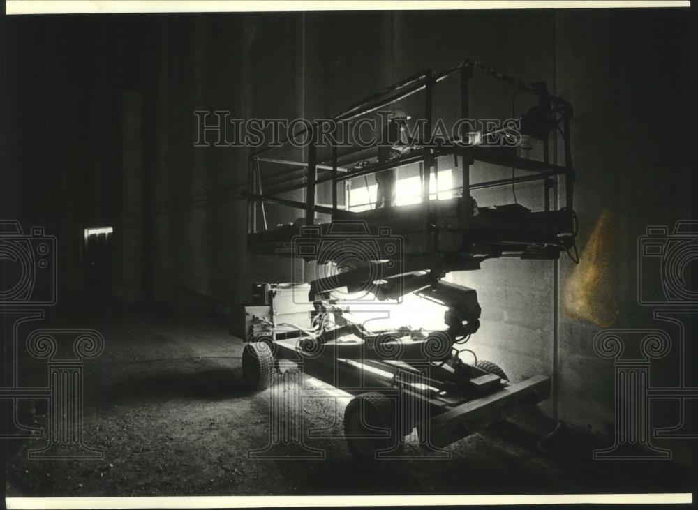 1992 Press Photo David Yenter working on Pettit National Ice Center interior - Historic Images