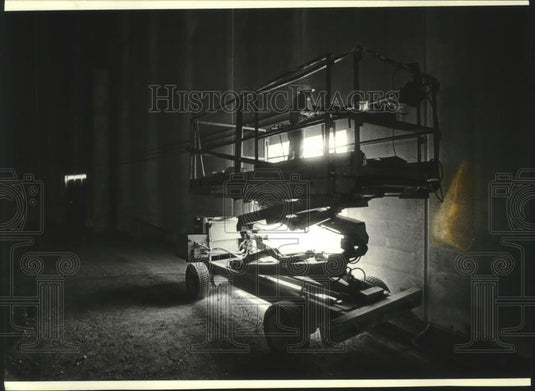 1992 Press Photo David Yenter working on Pettit National Ice Center interior - Historic Images