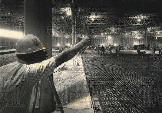 1992 Press Photo Cement finisher Claus Gruenfeldt, Pettit National Ice Center - Historic Images
