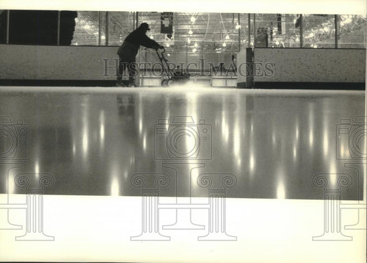 1993 Press Photo John Singer, the Pettit National Ice Center's ice condition man - Historic Images