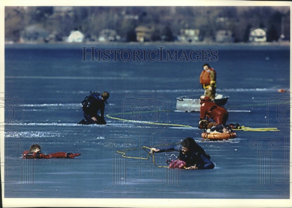1994 Press Photo Divers recovering body of John Sorce, Pewaukee Lake, Wisconsin - Historic Images