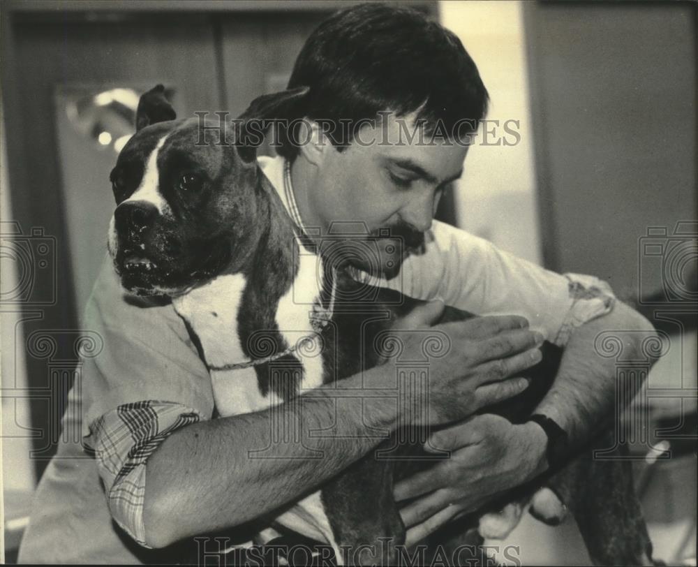 1985 Press Photo Randy Schuett and Thor, Pewaukee Veterinary Service, Wisconsin - Historic Images