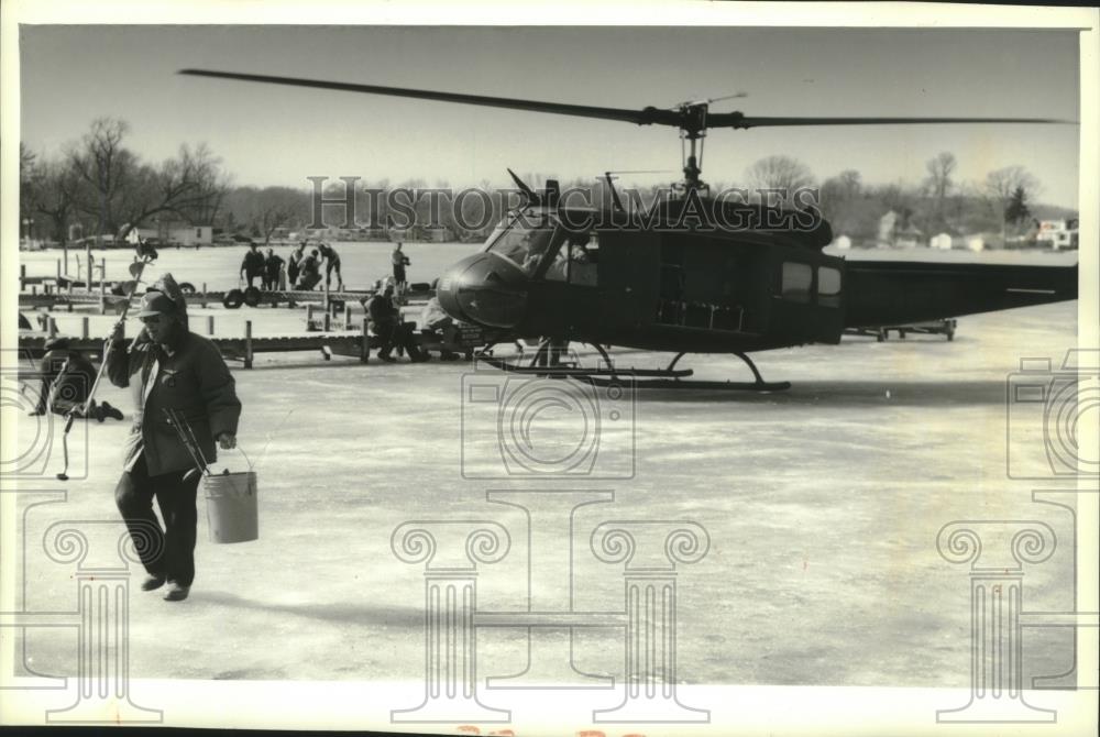 1994 Press Photo Bill Korb, Army Reserve helicopter at Pewaukee Lake, Wisconsin - Historic Images